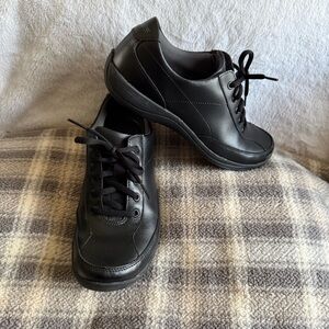 Dansko Emma leather lace-up comfort sneakers in black size EU 38 7.5-8 women’s